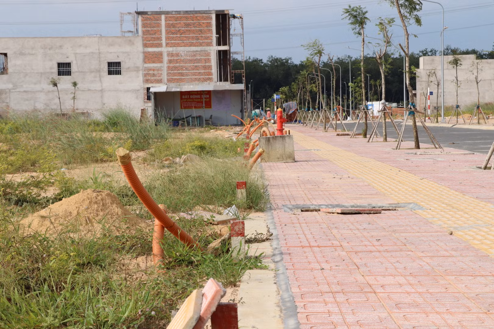 Hạ tầng điện, nước trong khu tái định cư Long Đức được đầu tư ngầm.