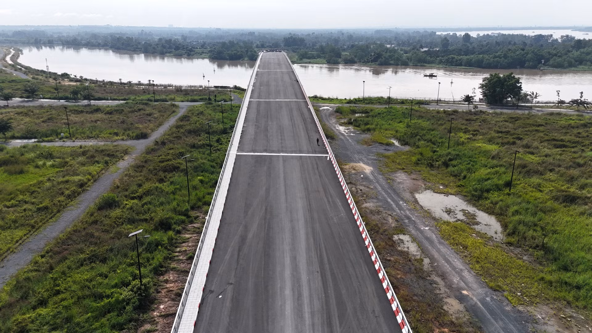 Dự án cầu Vàm Cái Sứt có tổng mức đầu tư hơn 387 tỷ đồng. Cầu xây dựng mới có tổng chiều dài hơn 640m, trong đó phần cầu dài hơn 450m.