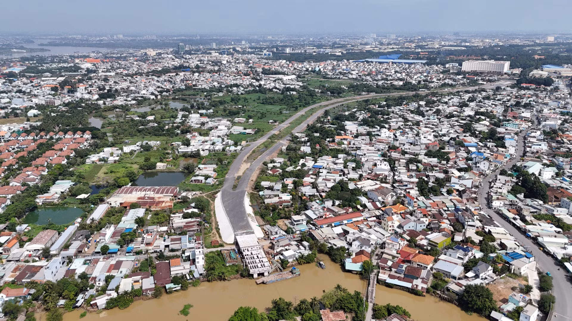 Hương lộ 2 nối dài là tuyến đường kết nối trung tâm thành phố Biên Hòa với đường cao tốc Thành phố Hồ Chí Minh-Long Thành-Dầu Giây. Do đó, các phương tiện giao thông có thể lưu thông theo tuyến đường này để đi từ Đồng Nai đến Thành phố Hồ Chí Minh, rút ngắn khoảng cách và thời gian lưu thông. Đồng thời, tuyến kết nối mới này cũng sẽ góp phần giảm tải lưu lượng phương tiện giao thông trên Quốc lộ 51, vốn đang quá tải trầm trọng.