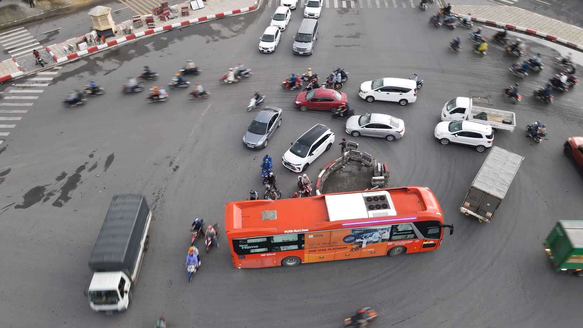 Nút giao Cổng 11 trở thành nổi ám ảnh về ùn tắc và nguy cơ tai nạn giao thông của người dân mỗi khi lưu thông qua đây. 