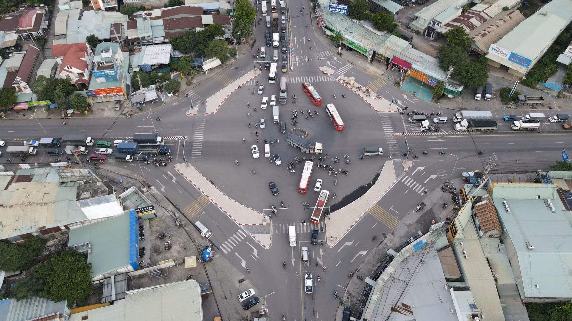 Cách nút giao ngã tư Vũng Tàu khoảng 6km, nút giao Cổng 11 giao nhau giữa Quốc lộ 51 với đường Võ Nguyên Giáp, đường Bùi Văn Hòa cũng là điểm đen tai nạn giao thông. Cách nút giao ngã tư Vũng Tàu khoảng 6km, nút giao Cổng 11 giao nhau giữa Quốc lộ 51 với đường Võ Nguyên Giáp, đường Bùi Văn Hòa cũng là điểm đen tai nạn giao thông.