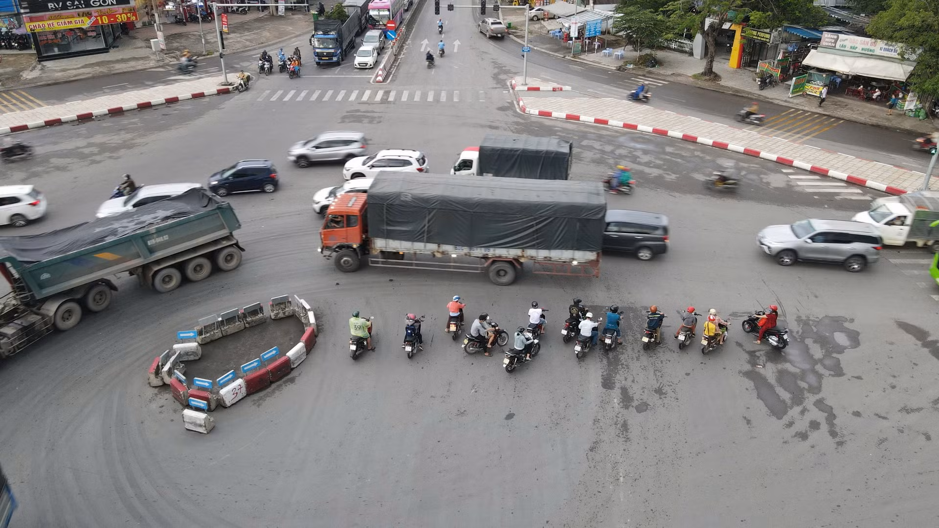 Phương tiện lưu thông qua nút giao Cổng 11 lộn xộn nguy cơ mất an toàn giao thông. Phương tiện lưu thông qua nút giao Cổng 11 lộn xộn nguy cơ mất an toàn giao thông.
