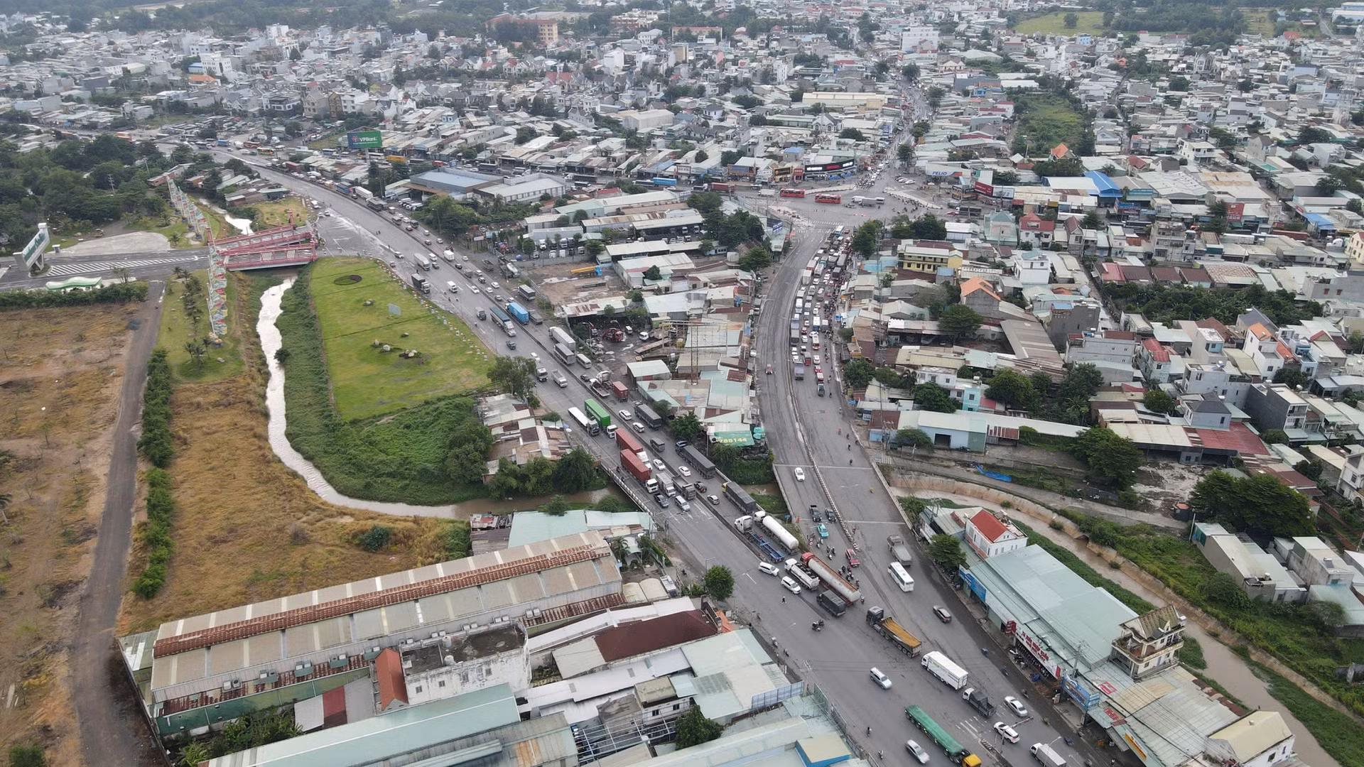 Để giải quyết dứt điểm ùn tắc và nguy cơ tai nạn giao thông tại nút Cổng 11, Ủy ban nhân dân tỉnh Đồng Nai đề xuất xây nút giao có các cầu vượt và nhánh hoa thị kết nối giao thông hoàn chỉnh với tổng mức dự tính hơn 8.433 tỷ đồng. Để giải quyết dứt điểm ùn tắc và nguy cơ tai nạn giao thông tại nút Cổng 11, Ủy ban nhân dân tỉnh Đồng Nai đề xuất xây nút giao có các cầu vượt và nhánh hoa thị kết nối giao thông hoàn chỉnh với tổng mức dự tính hơn 8.433 tỷ đồng.