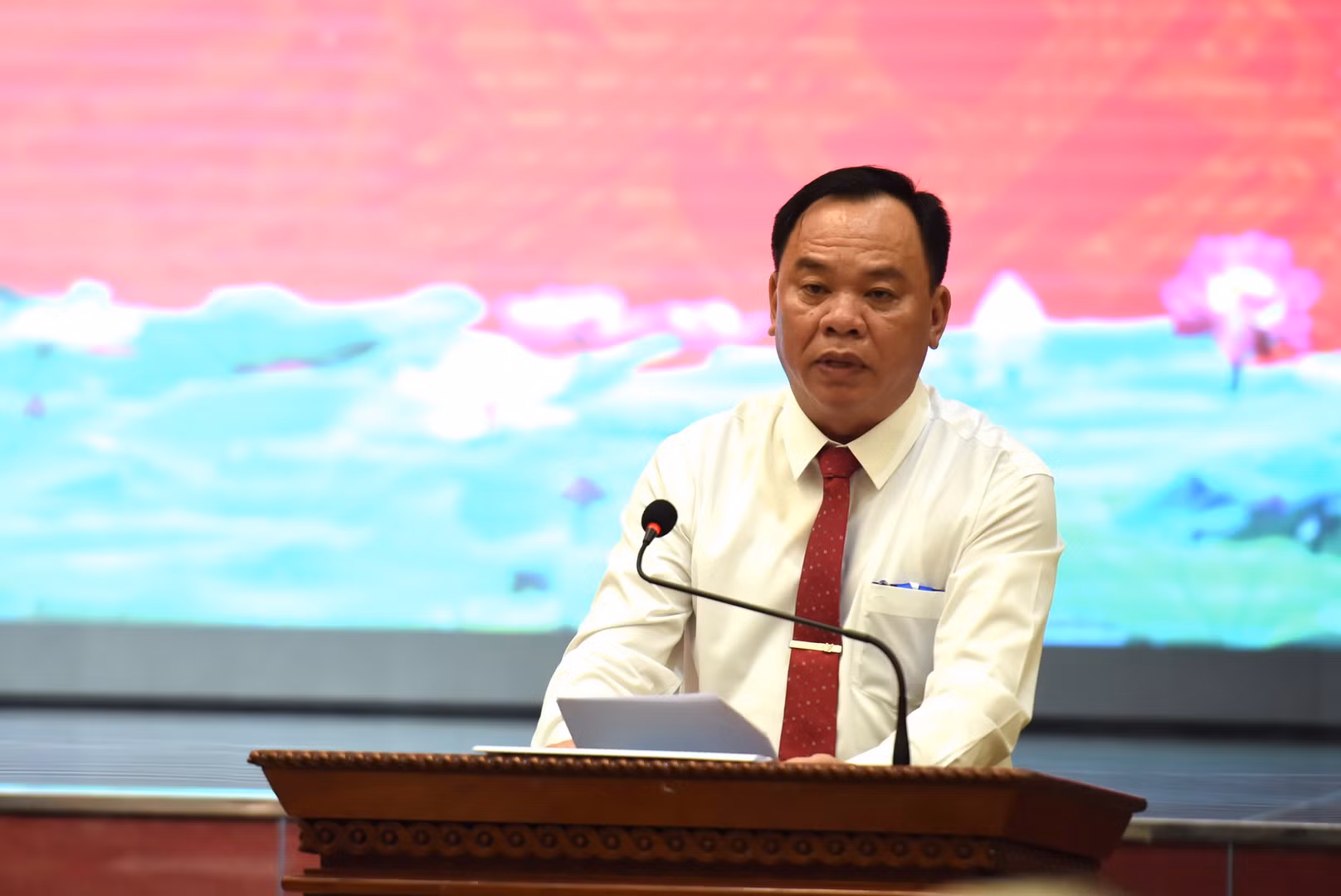 Đồng chí Võ Tấn Đức, Phó Bí thư Tỉnh ủy, Chủ tịch Ủy ban nhân dân tỉnh Đồng Nai thay mặt Ban Thường vụ Tỉnh ủy báo cáo tình hình kinh tế-xã hội, quốc phòng-an ninh 9 tháng đầu năm 2024 và kiến nghị của tỉnh.