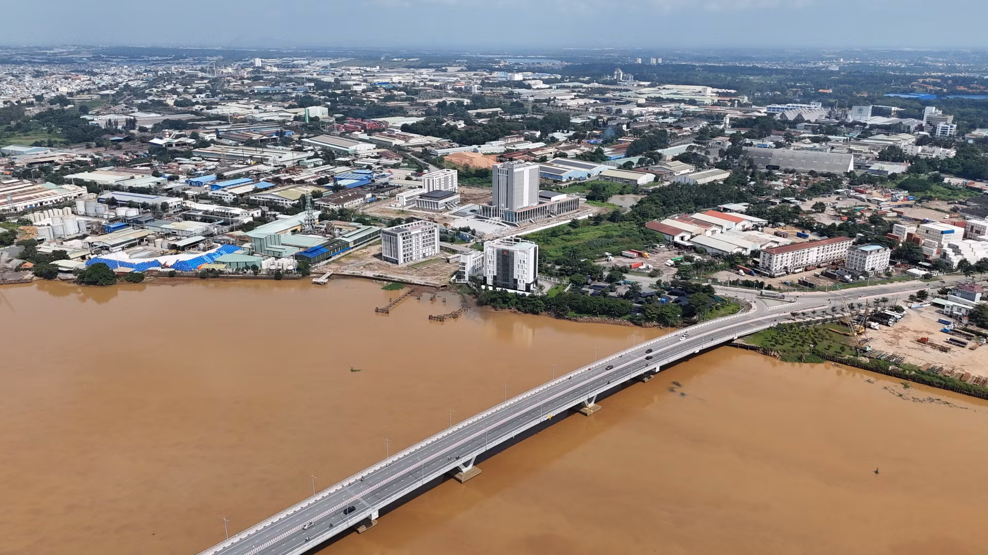 Thực hiện chủ trương chuyển đổi công năng khu công nghiệp Biên Hòa 1 thành khu đô thị thương mại-dịch vụ, tháng 3/2023, Tỉnh ủy Đồng Nai thống nhất chủ trương di dời vị trí Trung tâm chính trị-hành chính của tỉnh từ phường Tam Phước về vị trí mới tại khu công nghiệp Biên Hòa 1 và đã được Hội đồng nhân dân tỉnh thông qua vào tháng 7/2023.