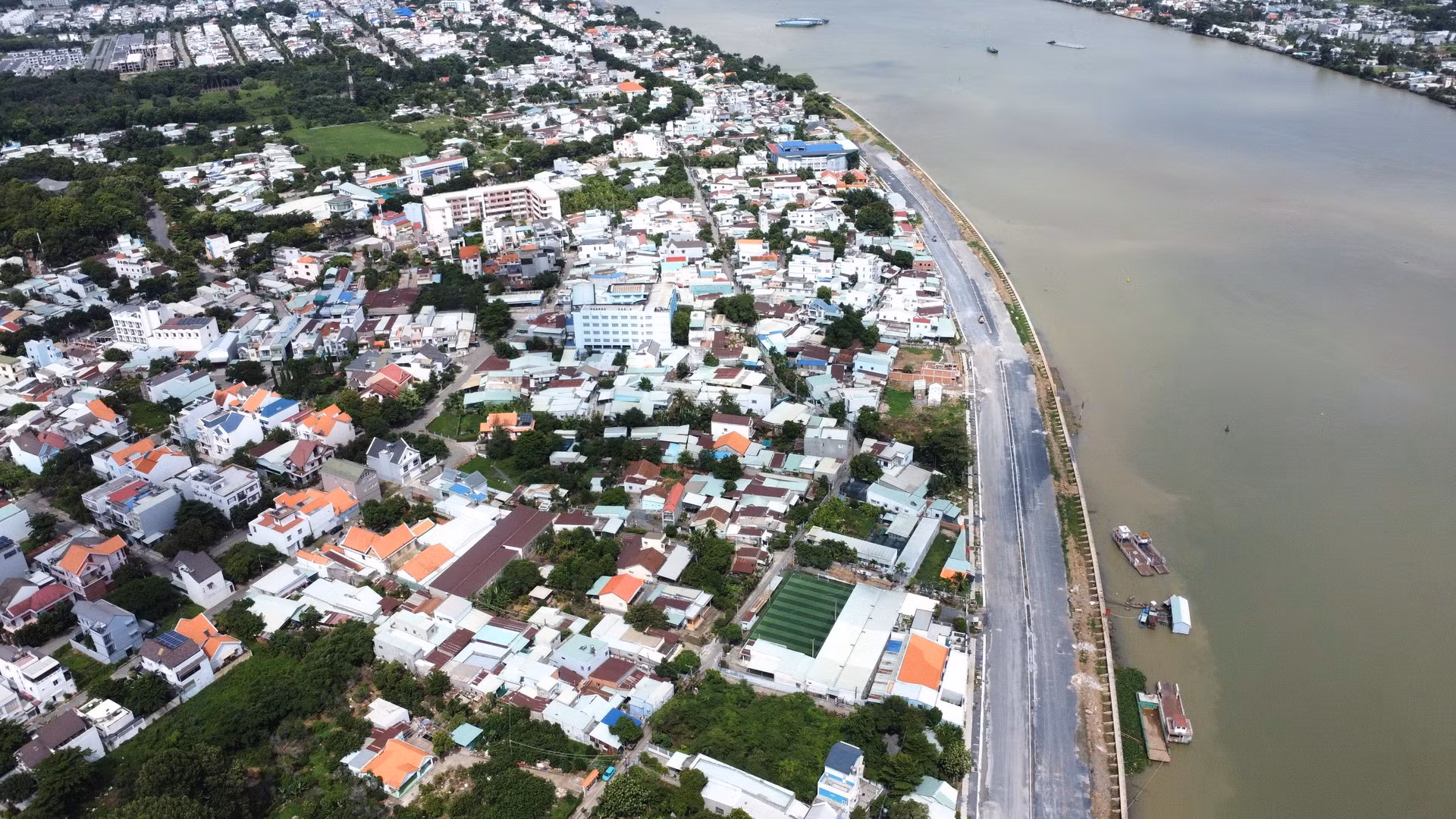 Chủ đầu tư dự án Ban Quản lý dự án thành phố Biên Hòa cho biết, 2 dự án với tổng số 545 hộ bị giải tỏa, trong đó 295 hộ giải tỏa trắng với tổng diện tích 20,2ha. Đến thời điểm này, có 530 hộ và 12 tổ chức được phê duyệt phương án bồi thường hỗ trợ với số tiền 819 tỷ đồng. Chủ đầu tư dự án Ban Quản lý dự án thành phố Biên Hòa cho biết, 2 dự án với tổng số 545 hộ bị giải tỏa, trong đó 295 hộ giải tỏa trắng với tổng diện tích 20,2ha. Đến thời điểm này, có 530 hộ và 12 tổ chức được phê duyệt phương án bồi thường hỗ trợ với số tiền 819 tỷ đồng.