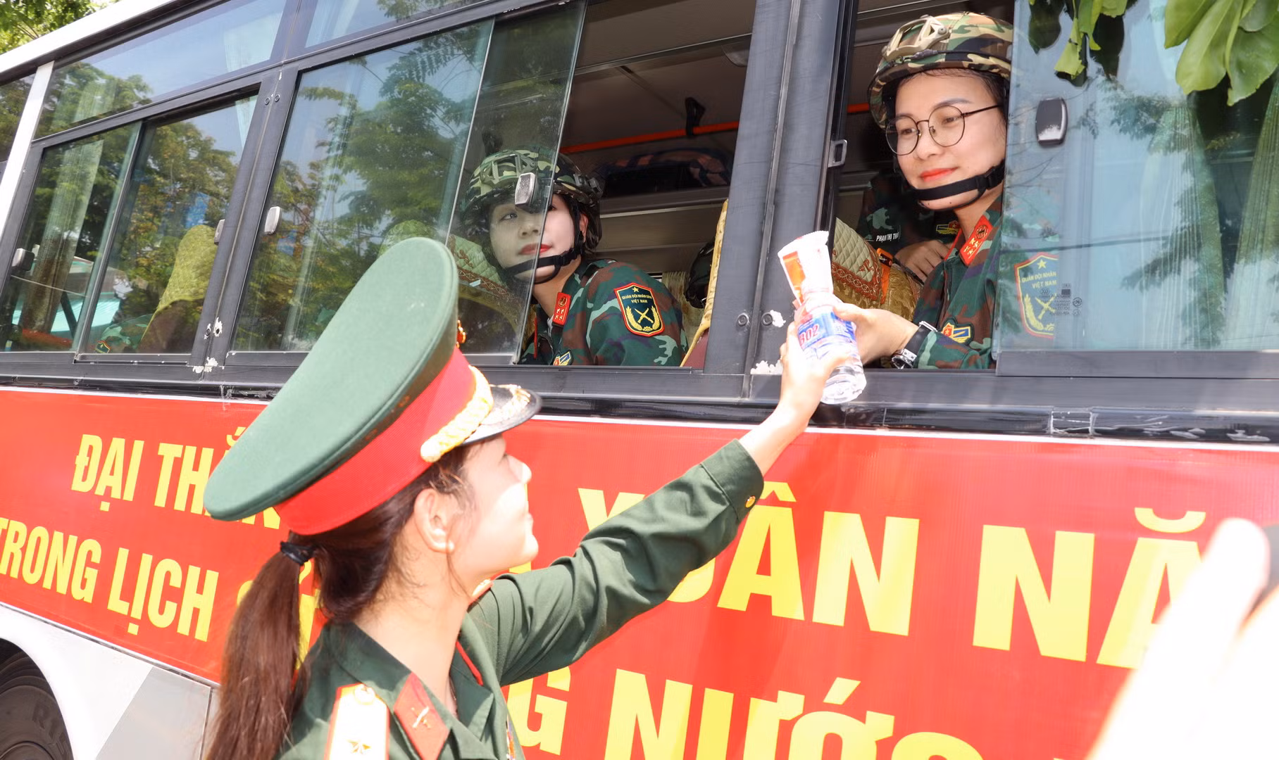 Hai chiến sĩ chia tay về đơn vị. Hai chiến sĩ chia tay về đơn vị.