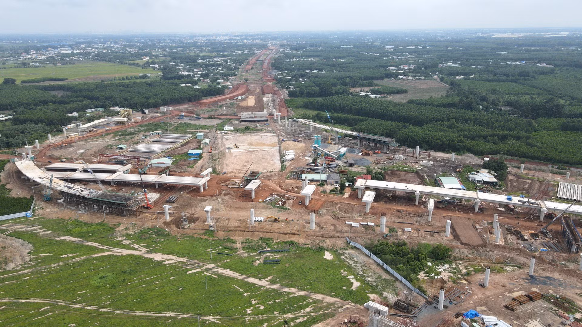 Theo chủ đầu tư dự án là Công ty cổ phần cấp nước Đồng Nai, đến nay, dự án đã thi công đạt 95% khối lượng. Hiện nay còn khoảng 40m băng qua đường gom của Dự án đường cao tốc Biên Hòa-Vũng Tàu phải thi công đường rồi mới lắp đặt được đường ống nước nên tiến độ hoàn thành dự án phụ thuộc vào tiến độ thi công từ dự án này. Dự kiến, trong tháng 7 này đơn vị thi công sẽ hoàn thành toàn bộ đường ống cung cấp nước cho sân bay quốc tế Long Thành. Theo chủ đầu tư dự án là Công ty cổ phần cấp nước Đồng Nai, đến nay, dự án đã thi công đạt 95% khối lượng. Hiện nay còn khoảng 40m băng qua đường gom của Dự án đường cao tốc Biên Hòa-Vũng Tàu phải thi công đường rồi mới lắp đặt được đường ống nước nên tiến độ hoàn thành dự án phụ thuộc vào tiến độ thi công từ dự án này. Dự kiến, trong tháng 7 này đơn vị thi công sẽ hoàn thành toàn bộ đường ống cung cấp nước cho sân bay quốc tế Long Thành.