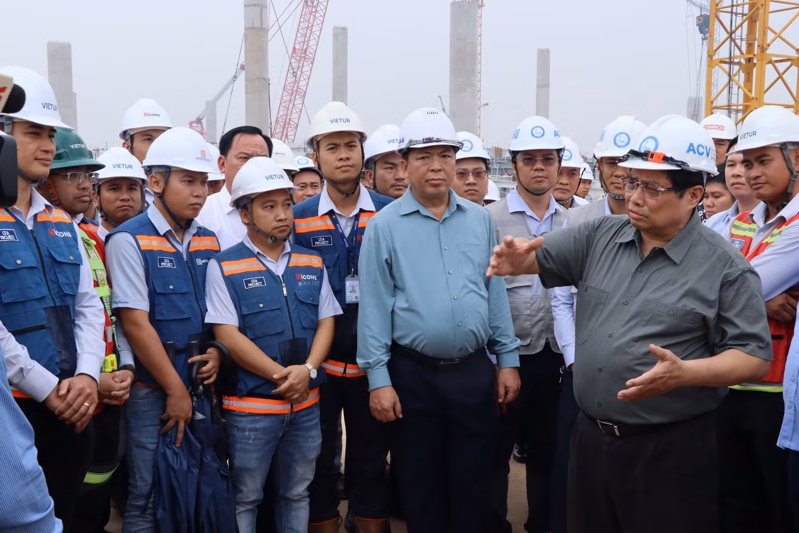 Thủ tướng Phạm Minh Chính trao đổi cùng cán bộ, kỹ sư trên công trường thi công nhà ga hành khách sân bay Long Thành. Thủ tướng Phạm Minh Chính trao đổi cùng cán bộ, kỹ sư trên công trường thi công nhà ga hành khách sân bay Long Thành.