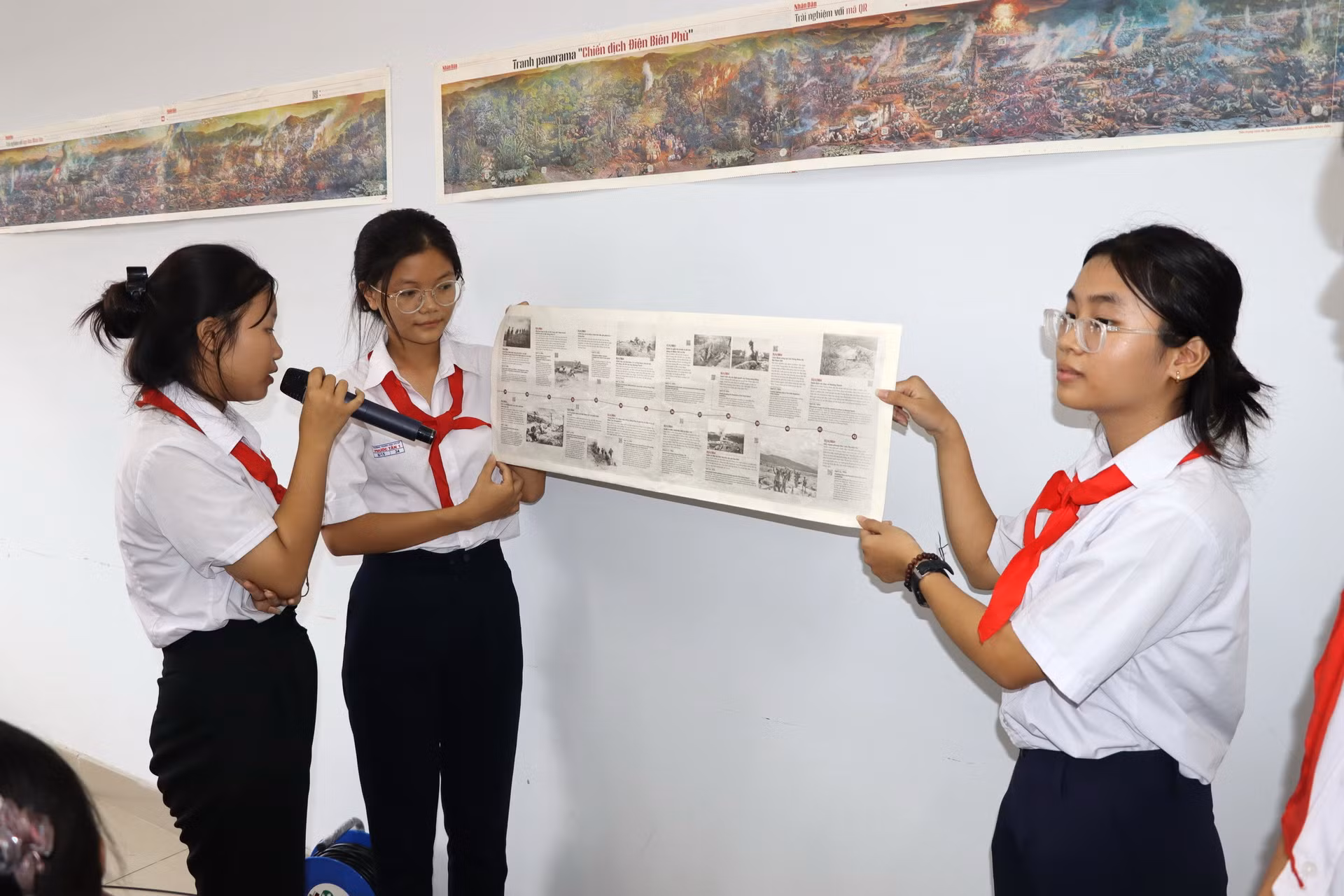 Học sinh trình bày phần thi thuyết trình nội dung diễn biến chiến dịch Điện Biên Phủ.