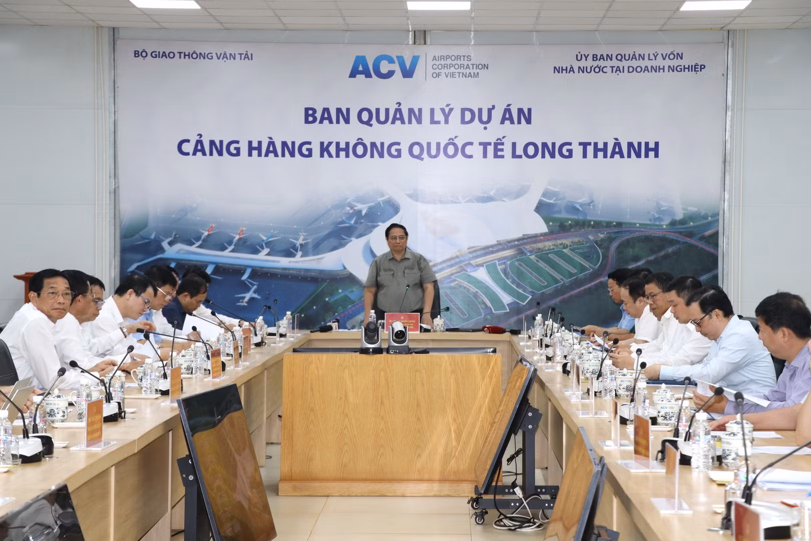 Quang cảnh buổi làm việc của Thủ tướng Chính phủ Phạm Minh Chính với các đơn vị liên quan về tiến độ xây dựng dự án xây dựng sân bay Long Thành. Quang cảnh buổi làm việc của Thủ tướng Chính phủ Phạm Minh Chính với các đơn vị liên quan về tiến độ xây dựng dự án xây dựng sân bay Long Thành.