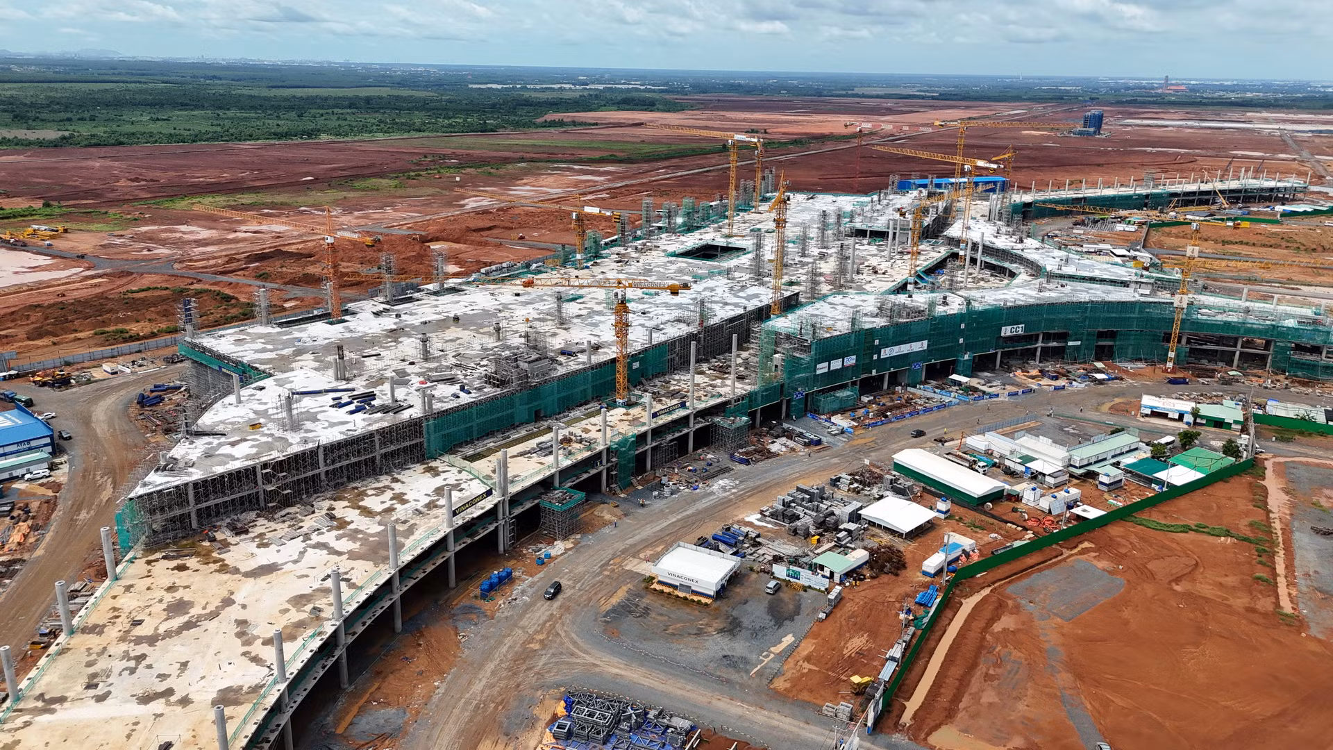 Dự án đầu tư xây dựng sân bay Long Thành được xây dựng tại huyện Long Thành, tỉnh Đồng Nai, có tổng mức đầu tư khái toán là hơn 16 tỷ USD, chia thành 3 giai đoạn. Trong đó, giai đoạn 1 là hơn 5,4 tỷ USD.