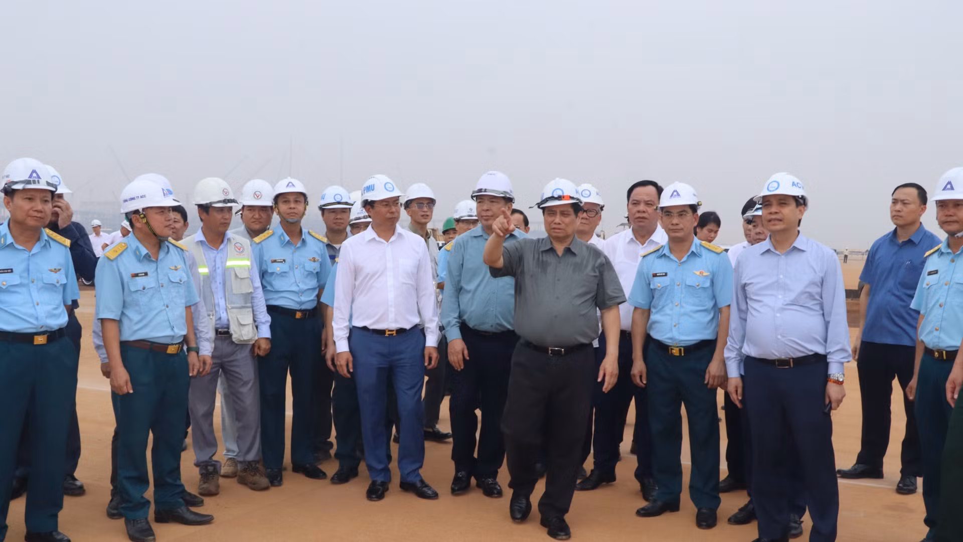 Thủ tướng Chính phủ Phạm Minh Chính thị sát tiến độ thi công đường cất hạ cánh sân bay Long Thành. Thủ tướng Chính phủ Phạm Minh Chính thị sát tiến độ thi công đường cất hạ cánh sân bay Long Thành.