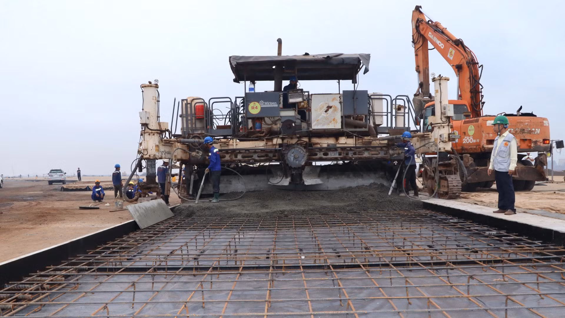 Hạng mục đường băng số 1 sân bay Long Thành đang được khẩn trương hoàn thành. Hạng mục đường băng số 1 sân bay Long Thành đang được khẩn trương hoàn thành.