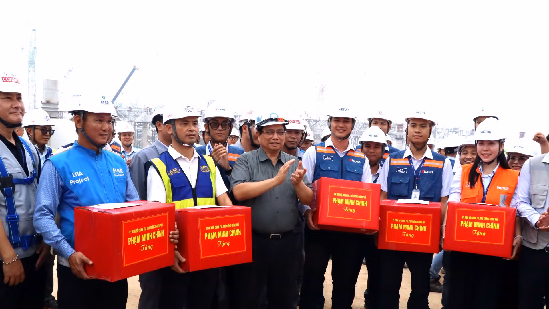 Thủ tướng tặng quà động viên cán bộ công nhân viên thi công trên công trường dự án sân bay Long Thành. Thủ tướng tặng quà động viên cán bộ công nhân viên thi công trên công trường dự án sân bay Long Thành.