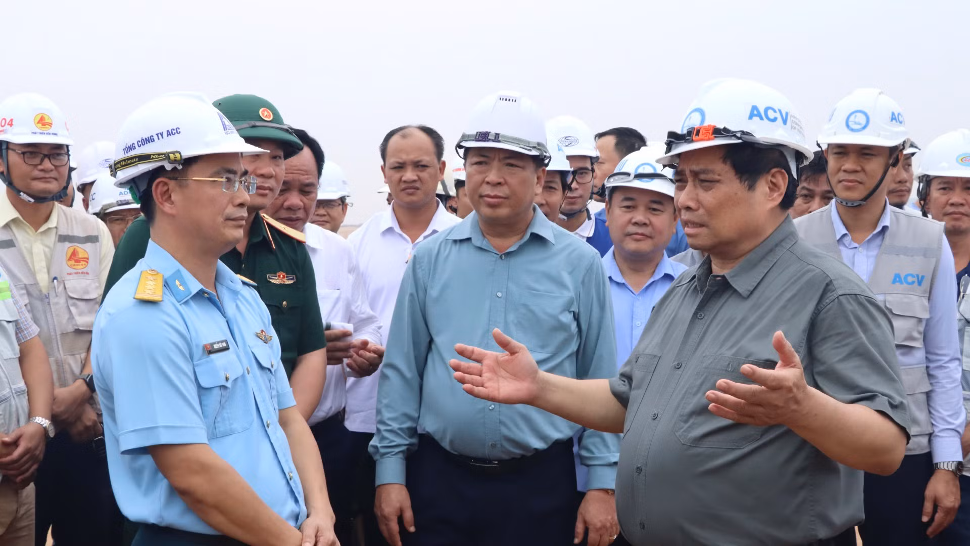 Thủ tướng Phạm Minh Chính đề nghị đơn vị thi công rút kinh nghiệm triển khai đường băng số 1 để tiến tới chuẩn bị các bước triển khai đường băng thứ 2 sân bay Long Thành. Thủ tướng Phạm Minh Chính đề nghị đơn vị thi công rút kinh nghiệm triển khai đường băng số 1 để tiến tới chuẩn bị các bước triển khai đường băng thứ 2 sân bay Long Thành.