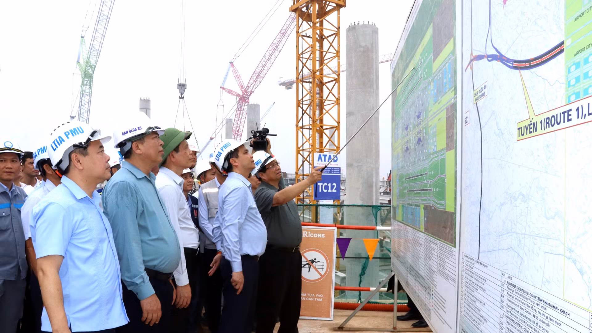 Thủ tướng Phạm Minh Chính kiểm tra tiến độ thi công dự án đầu tư xây dựng sân bay Long Thành. Thủ tướng Phạm Minh Chính kiểm tra tiến độ thi công dự án đầu tư xây dựng sân bay Long Thành.