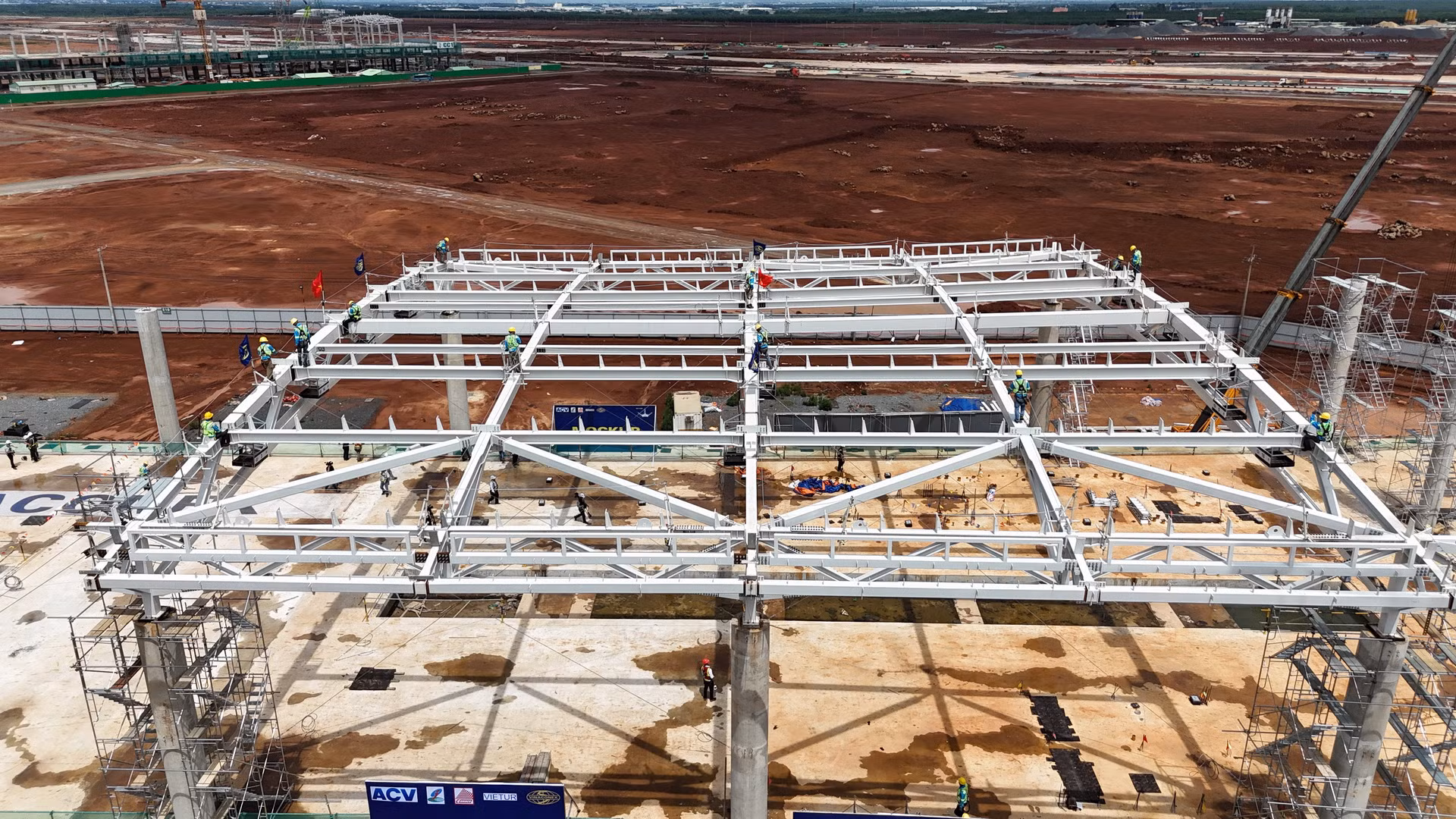 Công nhân, kỹ sư tiến hành đưa cấu thép lên lắp mái nhà ga hành khách sân bay Long Thành.
