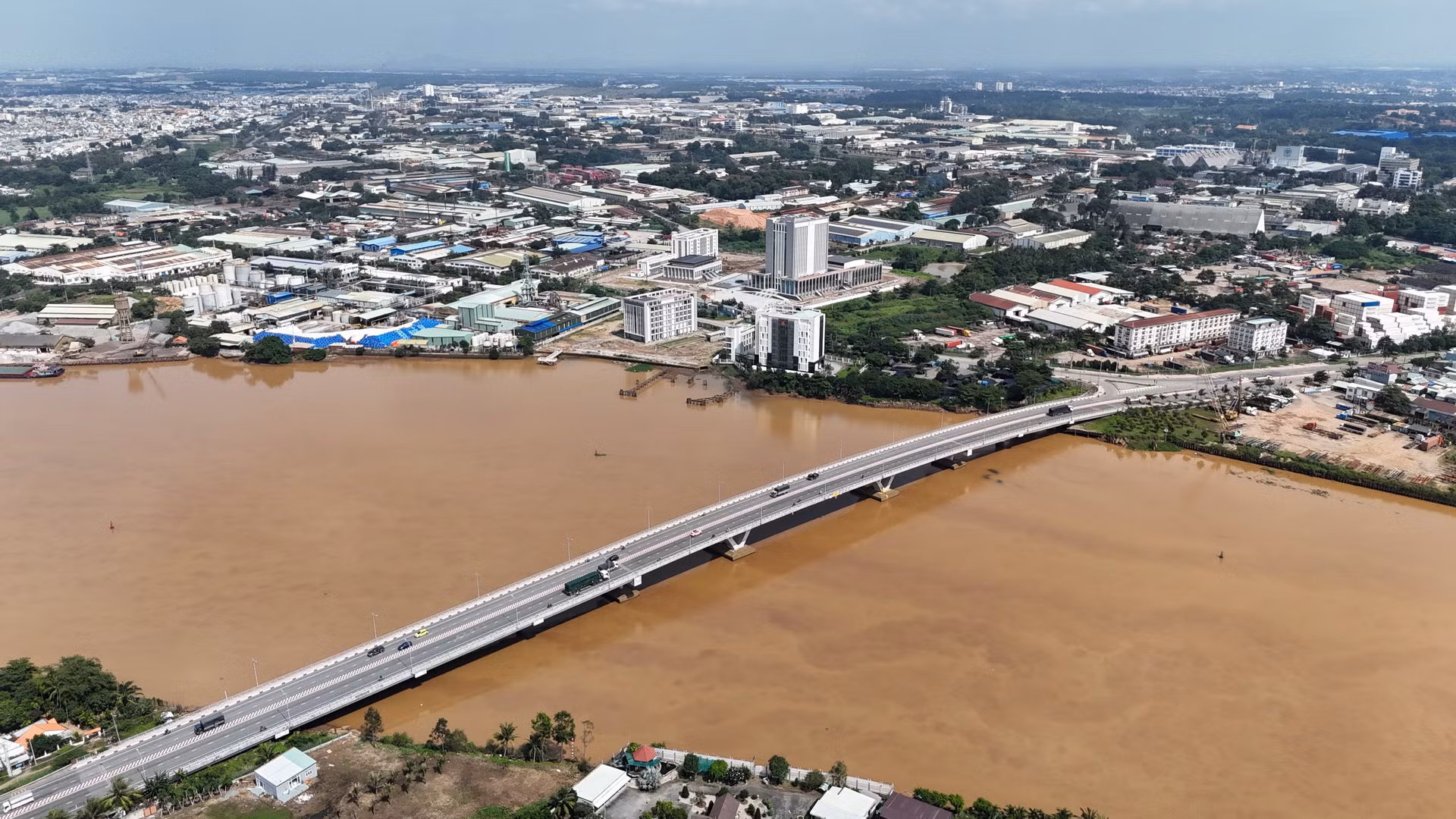 Trung tâm chính trị-hành chính tỉnh Đồng Nai được xây dựng ở khu đất đắc địa, giáp sông Đồng Nai.