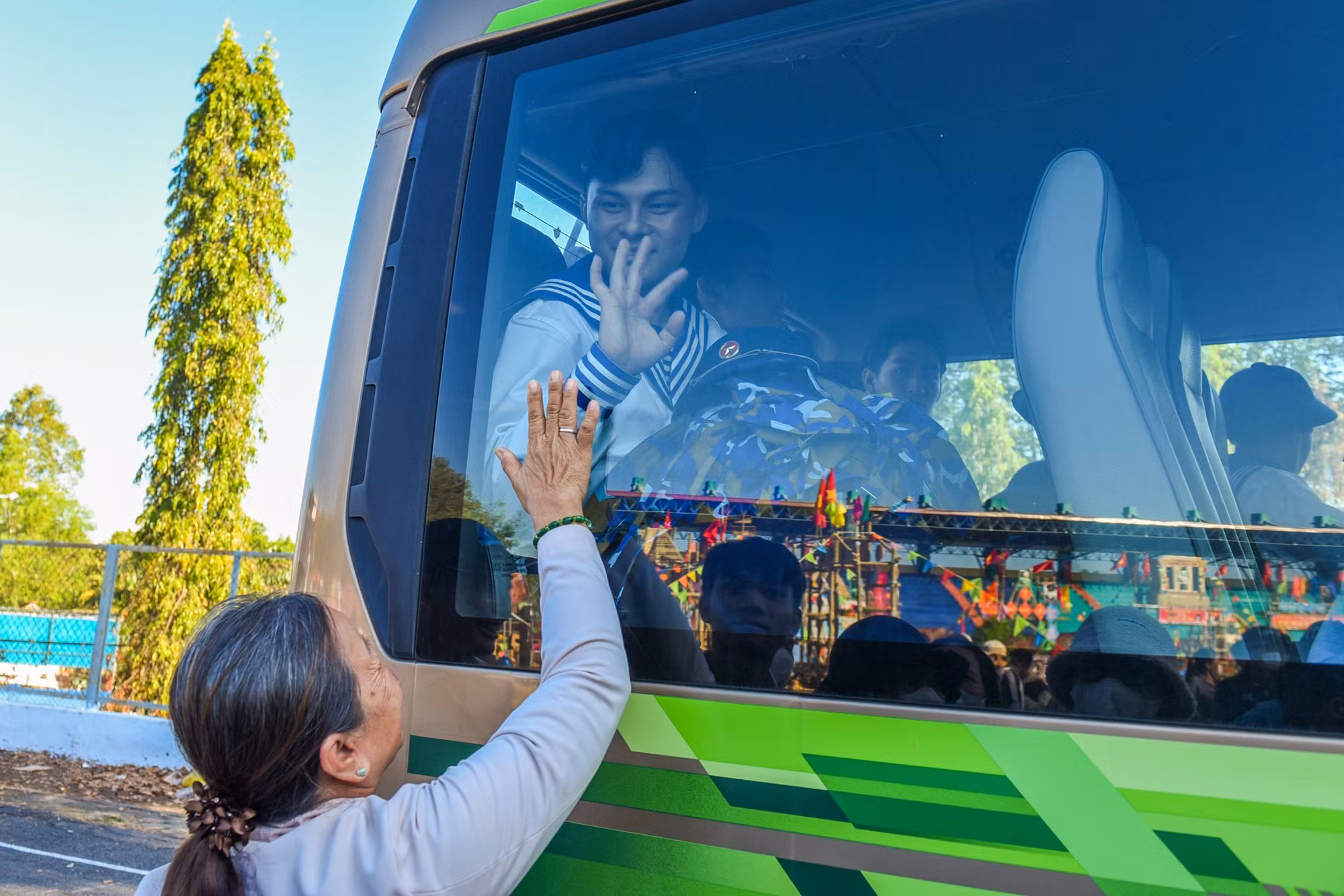 Đến khi xe lăn bánh đưa tân binh về đơn vị, người thân và chiến sĩ bịn rịn chào nhau. Đến khi xe lăn bánh đưa tân binh về đơn vị, người thân và chiến sĩ bịn rịn chào nhau.