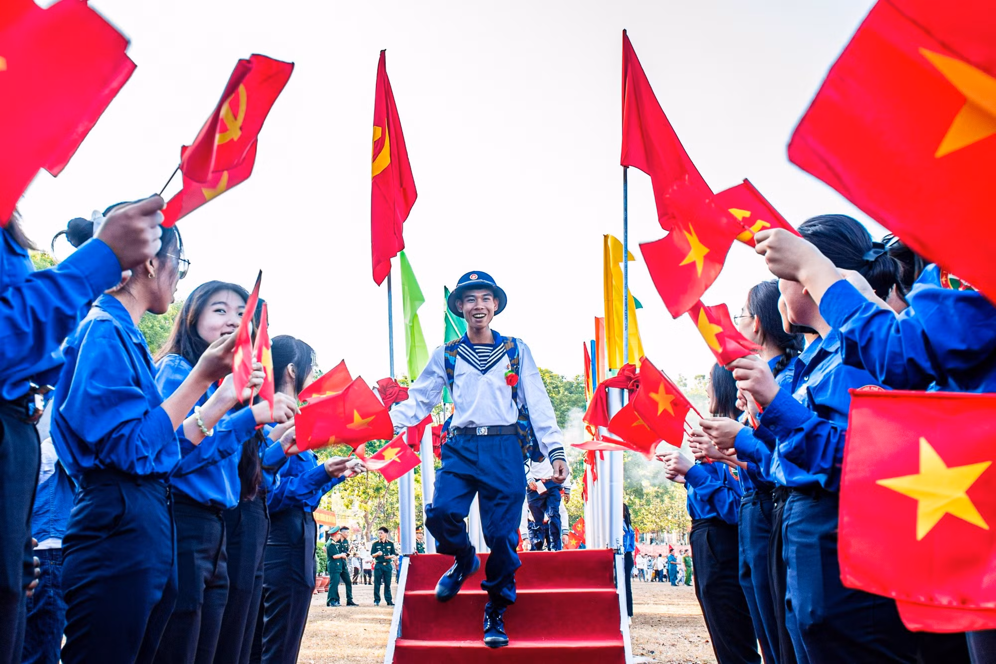 Chiến sĩ nô nức lên đường nhập ngũ trong sự chào đón của đoàn viên thanh niên khi đi qua cầu Vinh quang. Chiến sĩ nô nức lên đường nhập ngũ trong sự chào đón của đoàn viên thanh niên khi đi qua cầu Vinh quang.