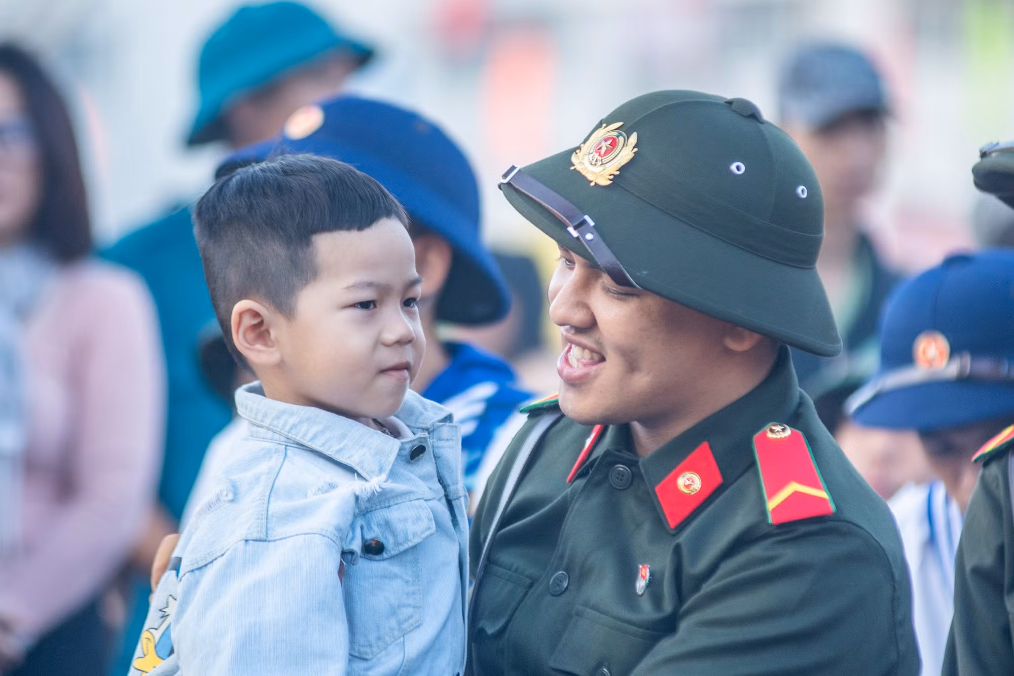 Chiến sĩ tham gia nghĩa vụ Công an nhân dân tạm biệt người thân. Chiến sĩ tham gia nghĩa vụ Công an nhân dân tạm biệt người thân.