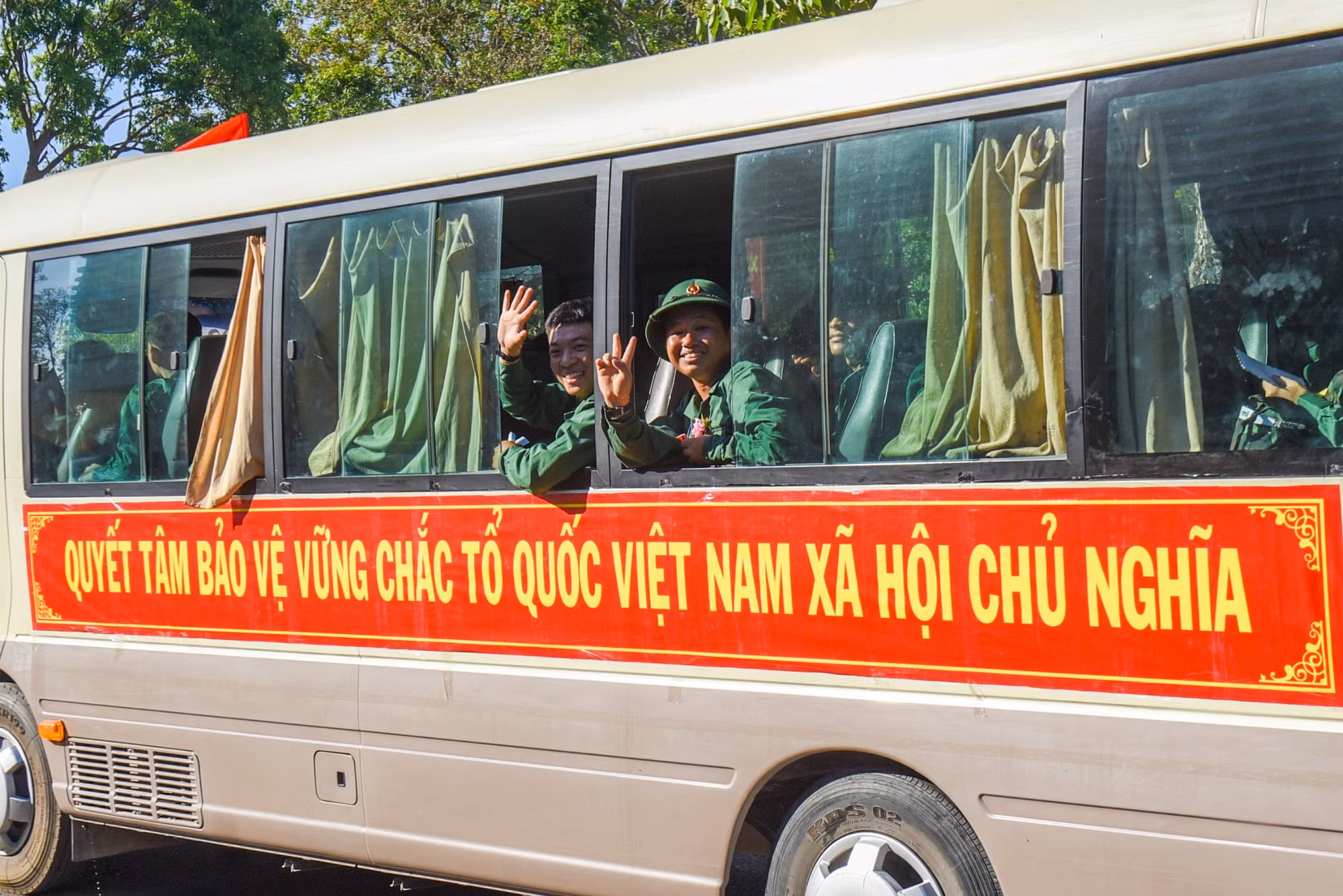 Chiến sĩ vẫy tay chào mọi người về đơn vị. Chiến sĩ vẫy tay chào mọi người về đơn vị.