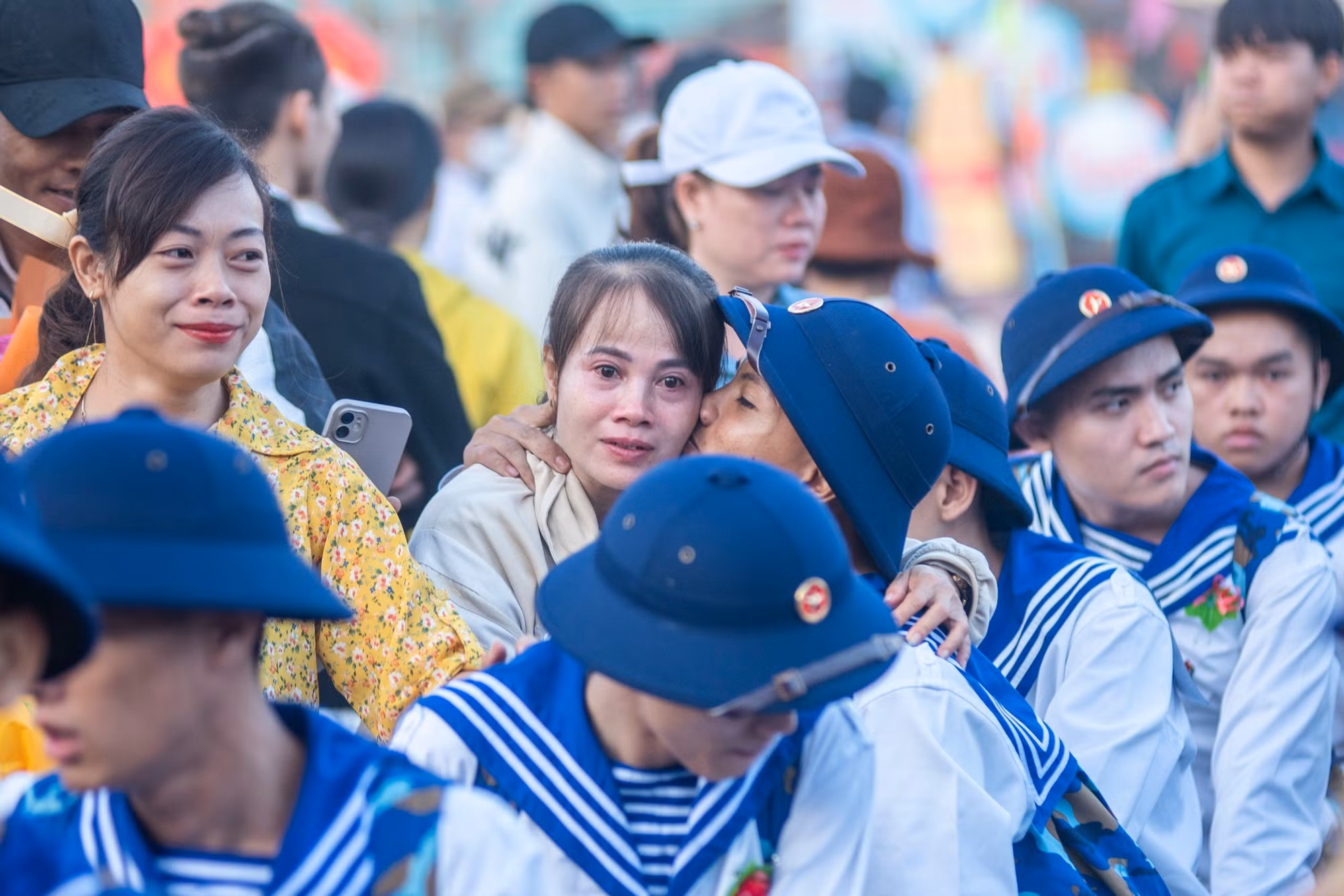 Khoảnh khắc chia tay người thân trước giờ lên đường nhập ngũ. Khoảnh khắc chia tay người thân trước giờ lên đường nhập ngũ.
