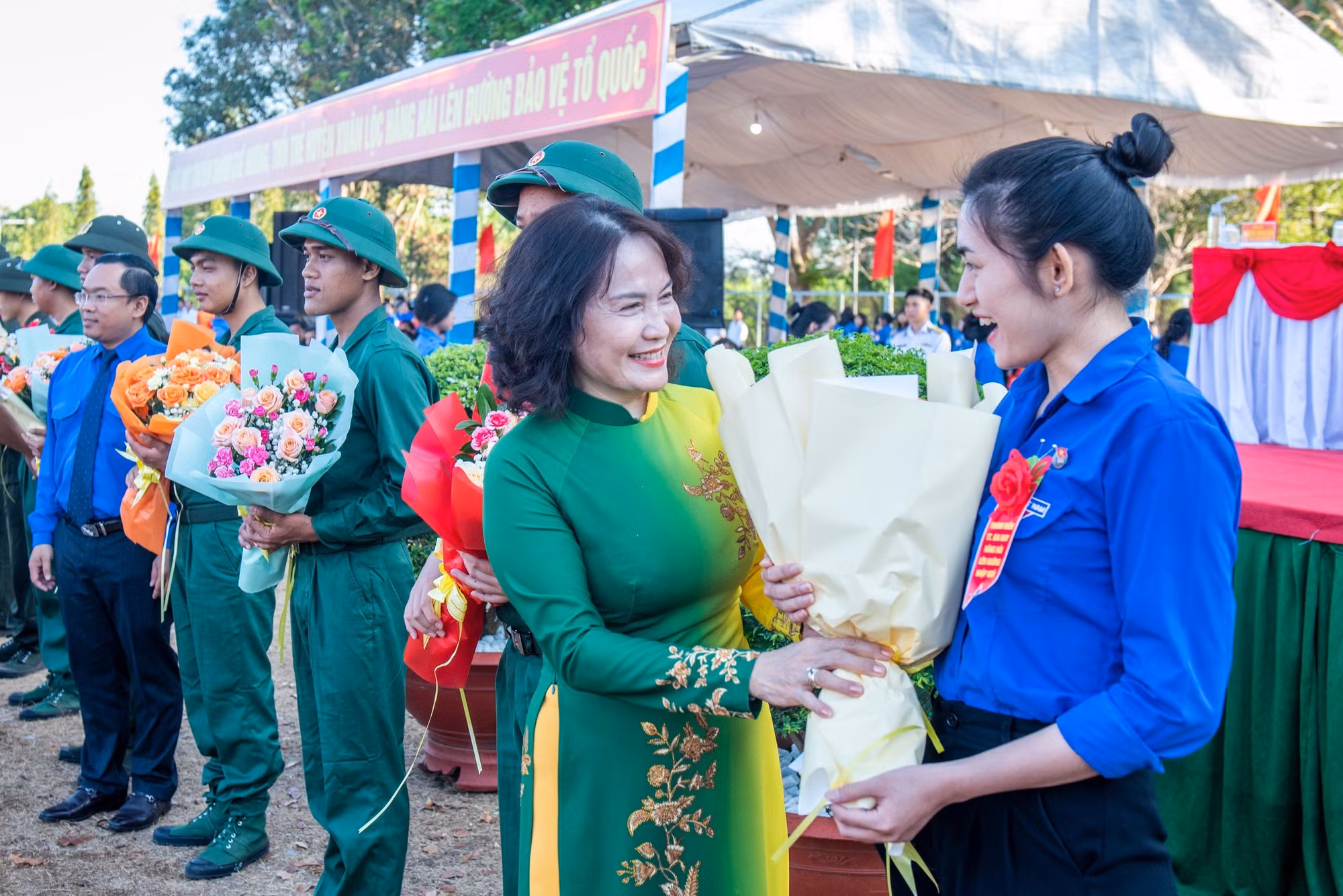 Lãnh đạo huyện Xuân Lộc, tỉnh Đồng Nai tặng hoa chúc mừng, động viên nữ thanh niên lên đường nhập ngũ. Lãnh đạo huyện Xuân Lộc, tỉnh Đồng Nai tặng hoa chúc mừng, động viên nữ thanh niên lên đường nhập ngũ.