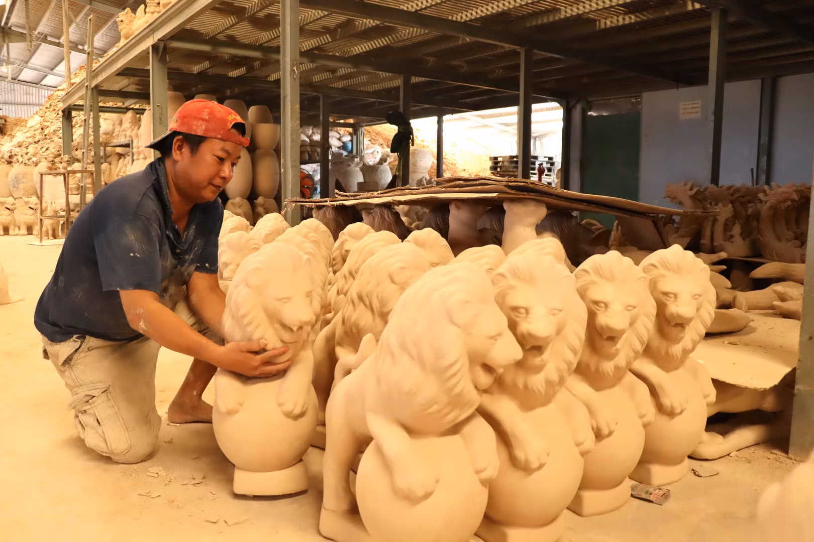 Dòng tượng thú ngày càng được nhiều cơ sở gốm ở Biên Hòa làm để đáp ứng nhu cầu thị trường xuất khẩu. Dòng tượng thú ngày càng được nhiều cơ sở gốm ở Biên Hòa làm để đáp ứng nhu cầu thị trường xuất khẩu.