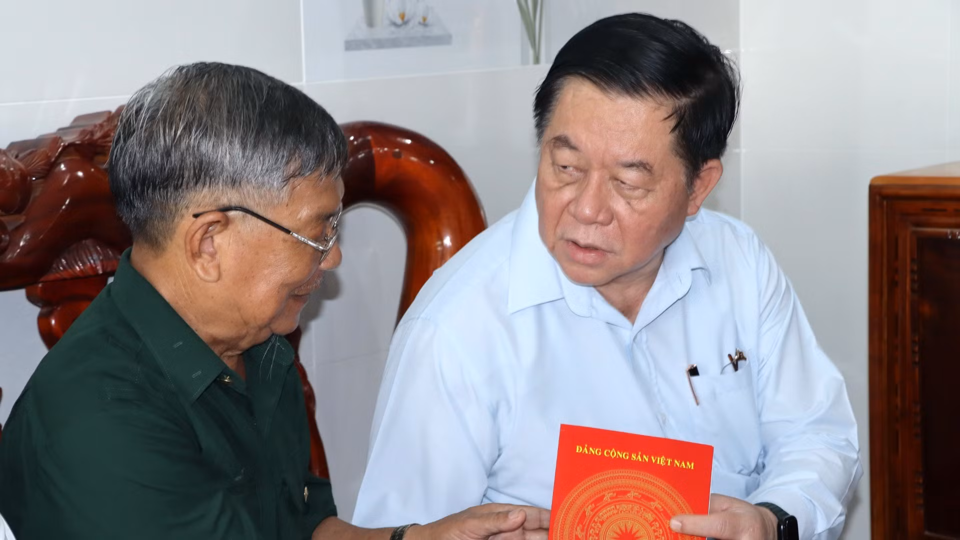 Đồng chí Trưởng Ban Tuyên giáo Trung ương tặng quà cho người dân khu tái định cư Lộc An- Bình Sơn.