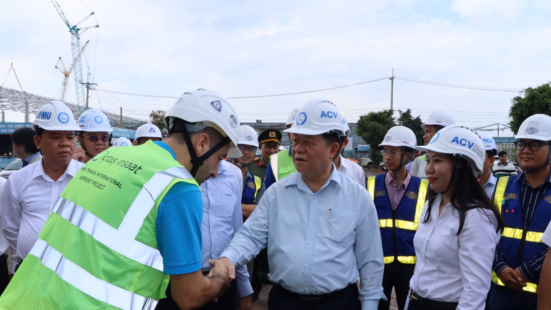 Trưởng Ban Tuyên giáo Trung ương Nguyễn Trọng Nghĩa thăm hỏi chuyên gia nước ngoài đang làm việc tại công trường sân bay Long Thành.
