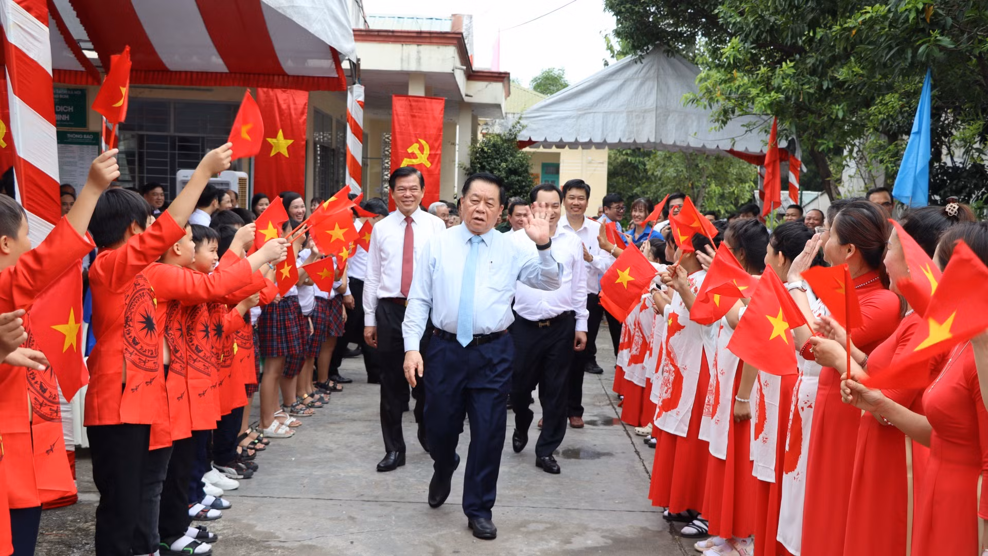 Đồng chí Nguyễn Trọng Nghĩa đến dự Ngày hội Đại đoàn kết toàn dân tộc khu dân cư ấp Tân Bắc, xã Bình Minh, huyện Trảng Bom.