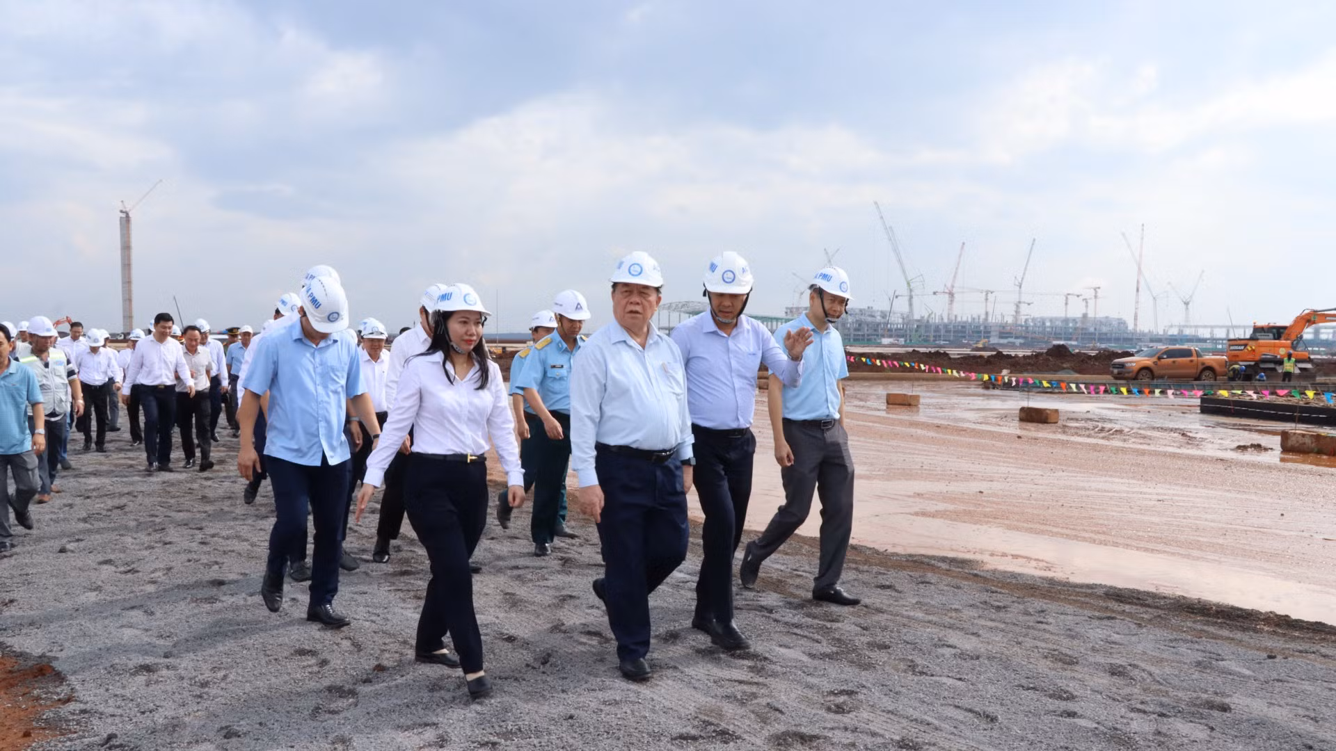 Đồng chí Nguyễn Trọng Nghĩa thị sát công trình xây dựng sân bay Long Thành.