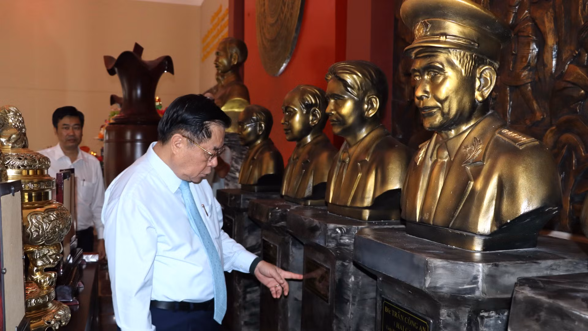 Đồng chí Nguyễn Trọng Nghĩa thăm Đền thờ trong Di tích lịch sử Căn cứ Tỉnh ủy Biên Hòa U1.