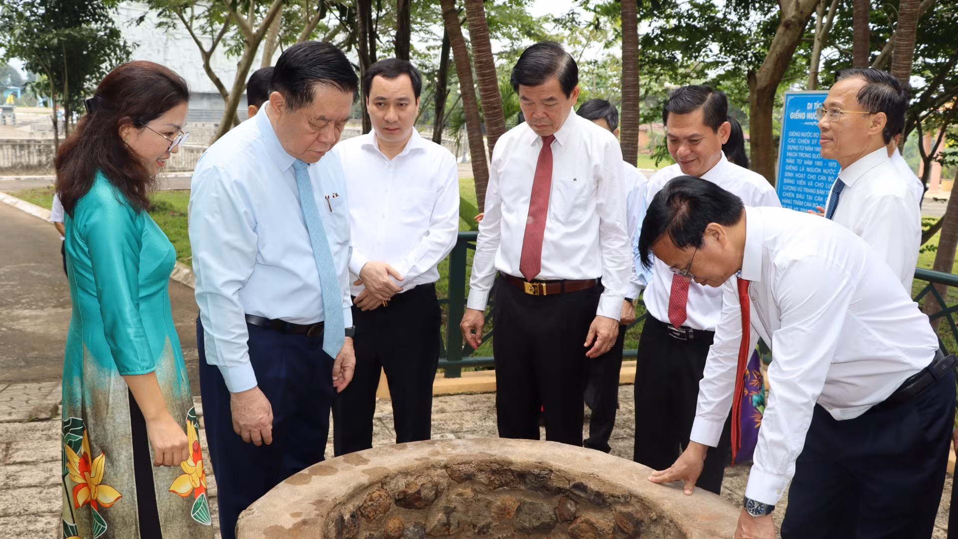 Đồng chí Nguyễn Trọng Nghĩa cùng lãnh đạo tỉnh Đồng Nai, huyện Trảng Bom thăm Di tích Căn cứ Tỉnh ủy Biên Hòa U1.