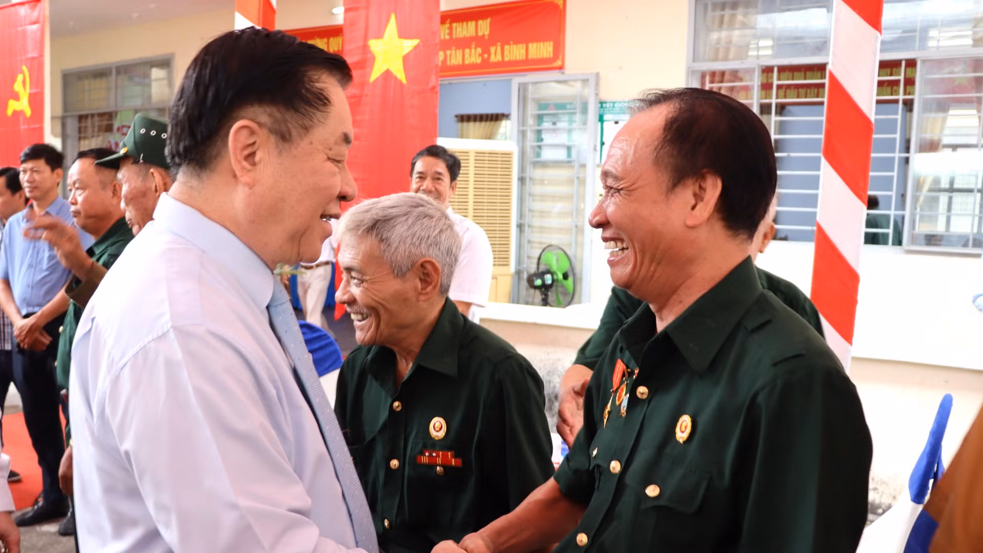 Đồng chí Nguyễn Trọng Nghĩa cùng người dân ấp Tân Bắc, xã Bình Minh, huyện Trảng Bom, tỉnh Đồng Nai.