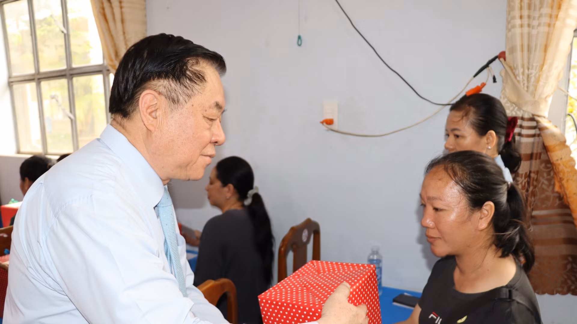 Đồng chí Trưởng Ban Tuyên giáo Trung ương Nguyễn Trọng Nghĩa tặng quà người dân có hoàn cảnh khó khăn ấp Tân Bắc, xã Bình Minh, huyện Trảng Bom.