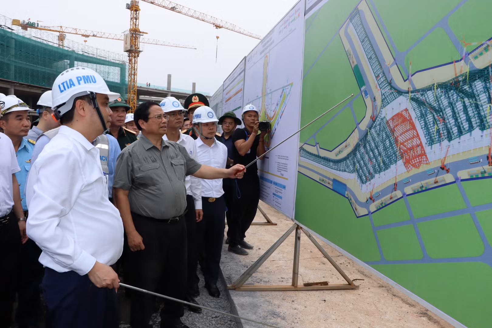 Thủ tướng đề nghị đẩy nhanh tiến độ dự án xây dựng sân bay Long Thành. Thủ tướng đề nghị đẩy nhanh tiến độ dự án xây dựng sân bay Long Thành.