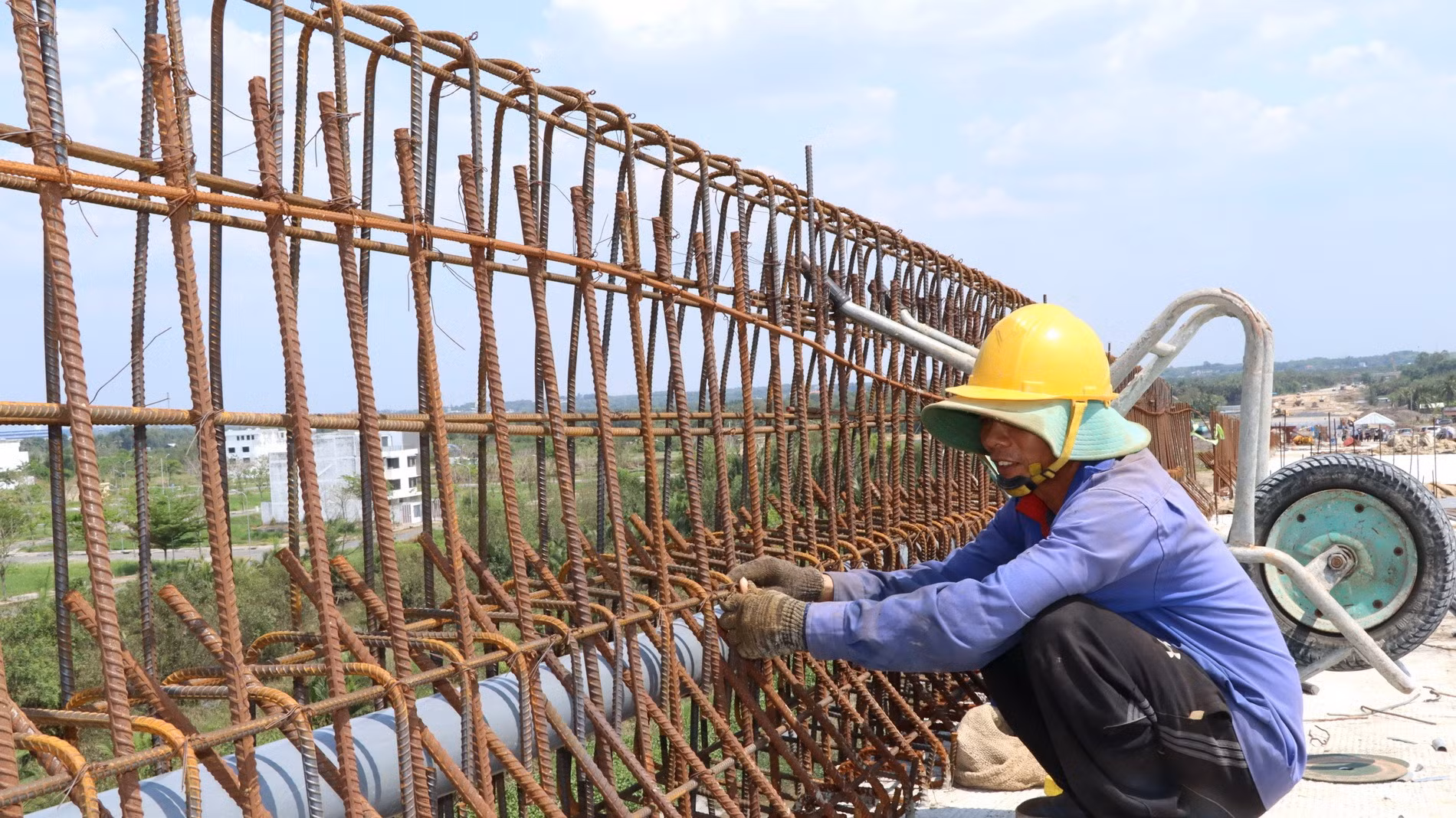 Công nhân "vượt nắng" thi công hạng mục trên cầu Nhơn Trạch.