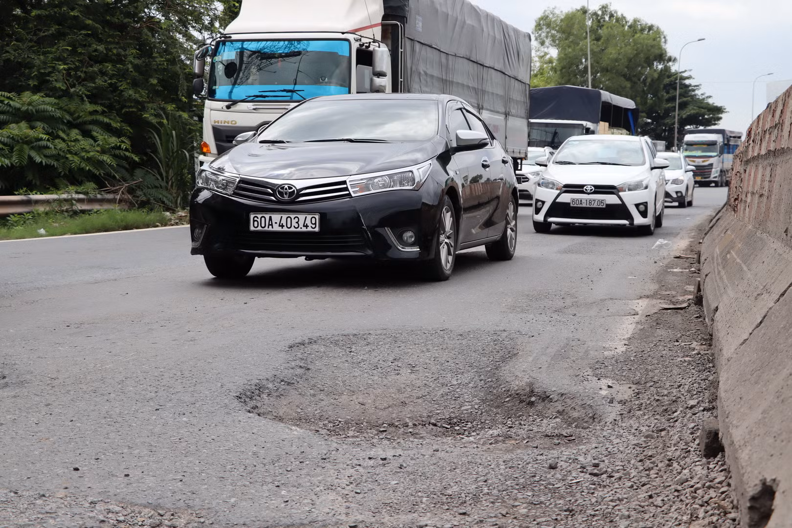 Mặt đường nhiều nơi bong tróc, tạo hố sâu, gây mất an toàn cho các phương tiện khi lưu thông qua khu vực.