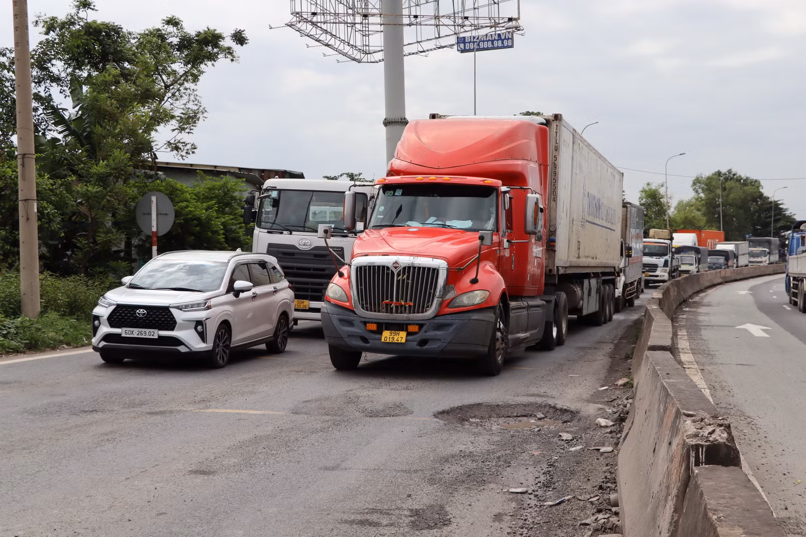 Lái xe mỗi lần qua Quốc lộ 51, đoạn thuộc phường An Hòa, trở thành nổi ám ảnh vì đường xuống cấp và ùn tắc kéo dài.