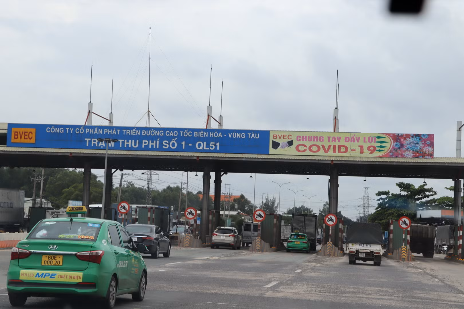 Vào đầu năm 2023, Cục Đường bộ Việt Nam đã có thông báo tạm dừng thu phí dự án BOT Quốc lộ 51. Sau đó, chủ đầu tư cũng dừng duy tu, bảo dưỡng. Từ đó đến nay, Quốc lộ 51 xuống cấp ngày càng nghiêm trọng.