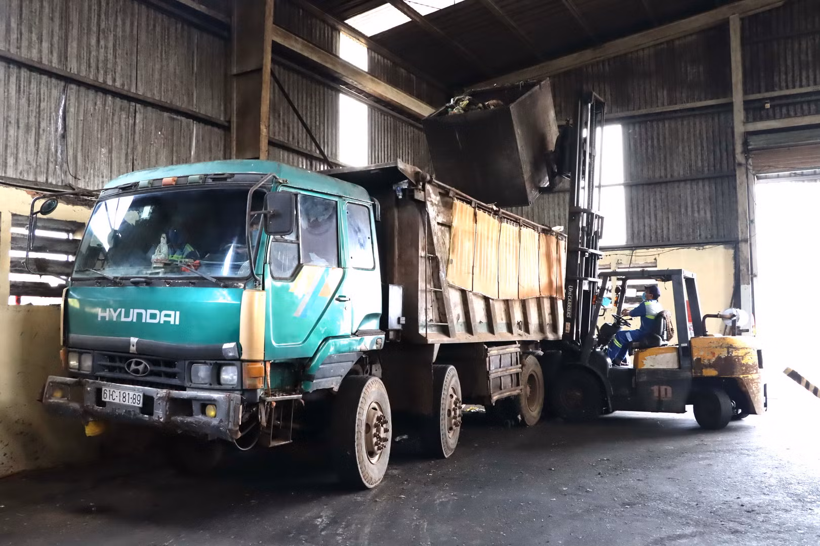 Sau khi phân loại, hữu cơ từ rác thải sinh hoạt được tái chế thành mùn compost, lượng chất trơ còn lại được xử lý chôn lấp hợp vệ sinh. Sau khi phân loại, hữu cơ từ rác thải sinh hoạt được tái chế thành mùn compost, lượng chất trơ còn lại được xử lý chôn lấp hợp vệ sinh.