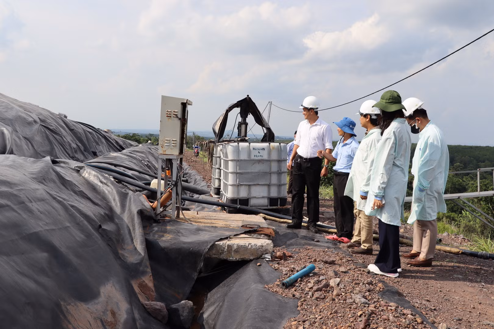 Khoảng hơn một năm nay, khu xử lý chất thải Quang Trung có nguy cơ quá tải do hết đất chôn lấp rác hợp vệ sinh. Chủ đầu tư đã kiến nghị điều chỉnh quy hoạch cục bộ để đáp ứng việc tiếp nhận chất thải. Khoảng hơn một năm nay, khu xử lý chất thải Quang Trung có nguy cơ quá tải do hết đất chôn lấp rác hợp vệ sinh. Chủ đầu tư đã kiến nghị điều chỉnh quy hoạch cục bộ để đáp ứng việc tiếp nhận chất thải.