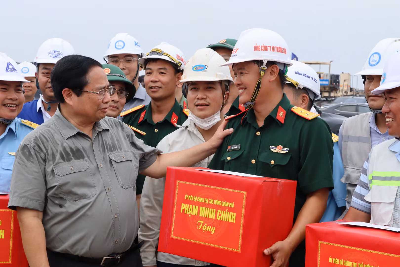 Thủ tướng tặng quà động viên đơn vị thi công dự án sân bay Long Thành. Thủ tướng tặng quà động viên đơn vị thi công dự án sân bay Long Thành.