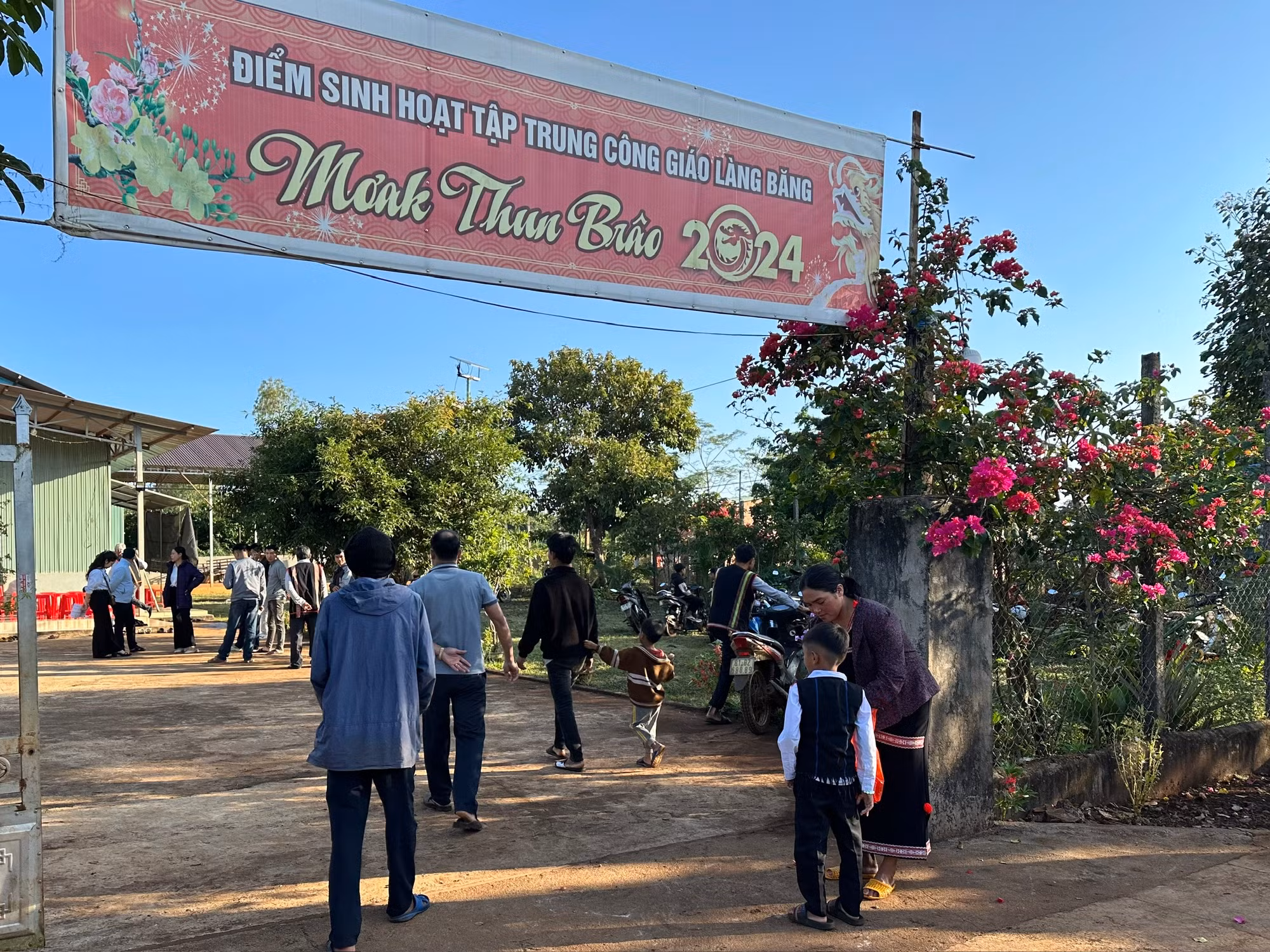 Chủ nhật hằng tuần, đông đảo bà con tín đồ trên địa bàn tỉnh Gia Lai tập trung tại các điểm sinh hoạt tôn giáo để thực hành tín ngưỡng lành mạnh, đúng pháp luật. (Ảnh: HÀ NHÂN) Chủ nhật hằng tuần, đông đảo bà con tín đồ trên địa bàn tỉnh Gia Lai tập trung tại các điểm sinh hoạt tôn giáo để thực hành tín ngưỡng lành mạnh, đúng pháp luật. (Ảnh: HÀ NHÂN)