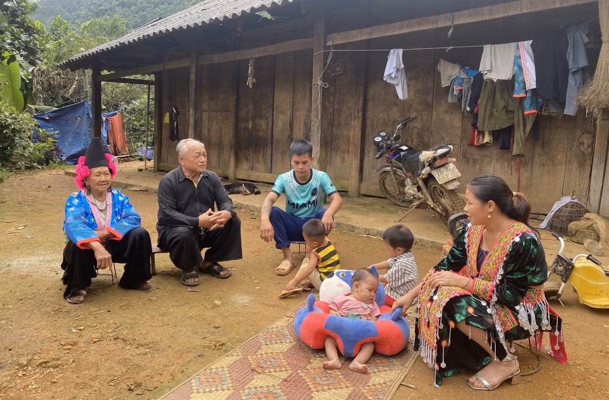 Ông Vì Khua Nu, bản Pha Khuông, xã Co Mạ, huyện Thuận Châu (Sơn La) tích cực vận động người thân không tin, không nghe theo các luận điệu tuyên truyền, dụ dỗ, lôi kéo của kẻ xấu.