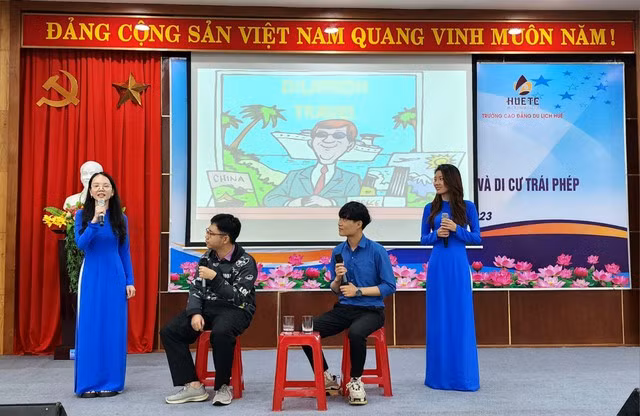 Trường cao đẳng Du lịch Huế (Bộ Văn hóa, Thể thao và Du lịch) tổ chức hội thi tuyên truyền về phòng, chống mua bán người và di cư trái phép. (Ảnh: Internet) Trường cao đẳng Du lịch Huế (Bộ Văn hóa, Thể thao và Du lịch) tổ chức hội thi tuyên truyền về phòng, chống mua bán người và di cư trái phép. (Ảnh: Internet)