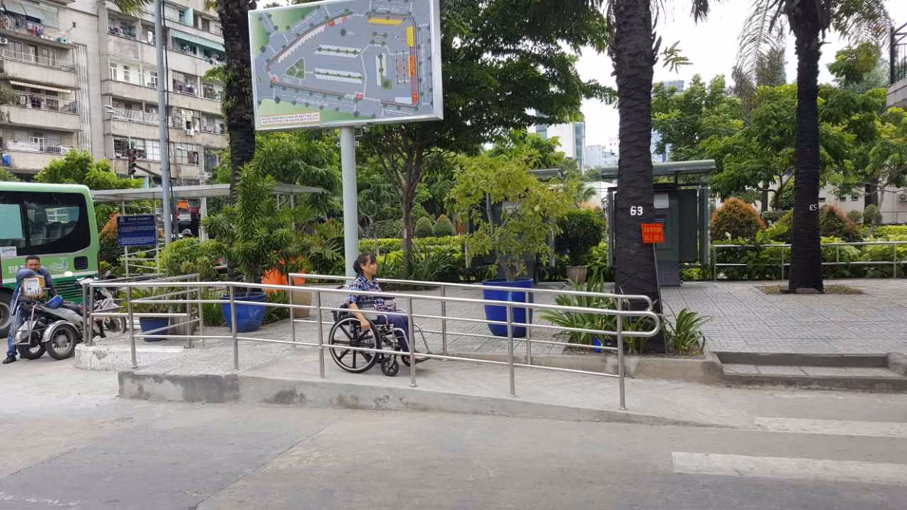 Việc xây dựng các công trình công cộng đã chú trọng đến việc bố trí lối đi dành cho người khuyết tật. (Ảnh: Bộ GTVT) Việc xây dựng các công trình công cộng đã chú trọng đến việc bố trí lối đi dành cho người khuyết tật. (Ảnh: Bộ GTVT)
